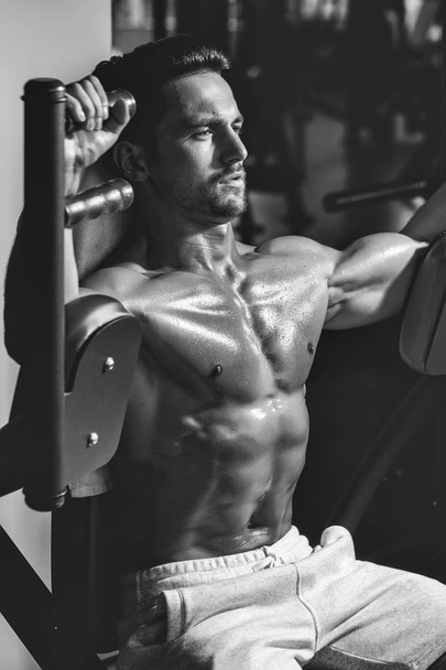 muscular man training in gym - Foto, afbeelding