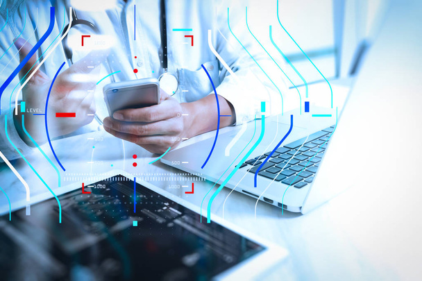 Υγειονομικής περίθαλψης και ιατρικών υπηρεσιών με Ar κυκλικό διάγραμμα ρεκόρ. Ιατρική χέρι γιατρός εργασίας με σύγχρονο ψηφιακό tablet και laptop υπολογιστή με υπολογιστή διεπαφή ως έννοια του ιατρικού δικτύου. - Φωτογραφία, εικόνα