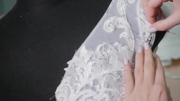 Detail jehlou a nití, vyšít vzorek. Zařízení pro šití elegantní svatební šaty. Ručně vyrobené - Záběry, video