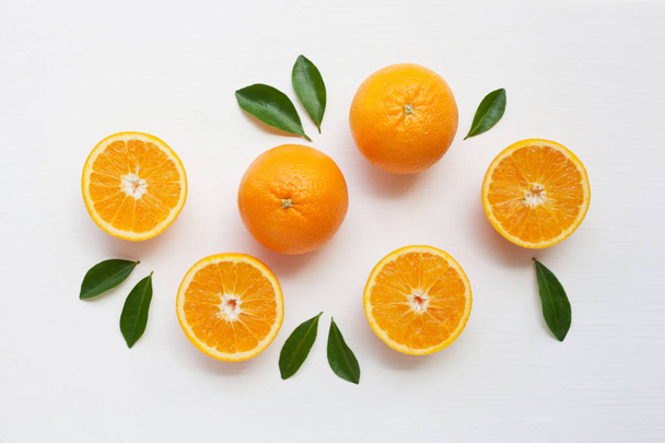 白い背景に分離された新鮮なオレンジの柑橘系の果物. - 写真・画像