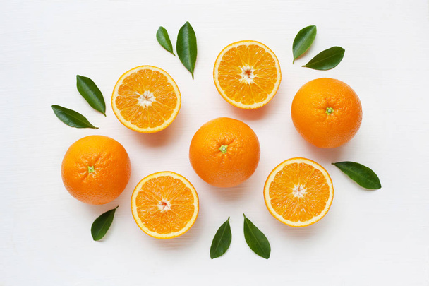 Свежие апельсиновые цитрусовые на белом фоне
. - Фото, изображение