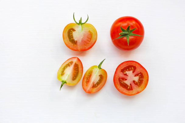 Verse tomaten op witte houten achtergrond. Bovenaanzicht - Foto, afbeelding