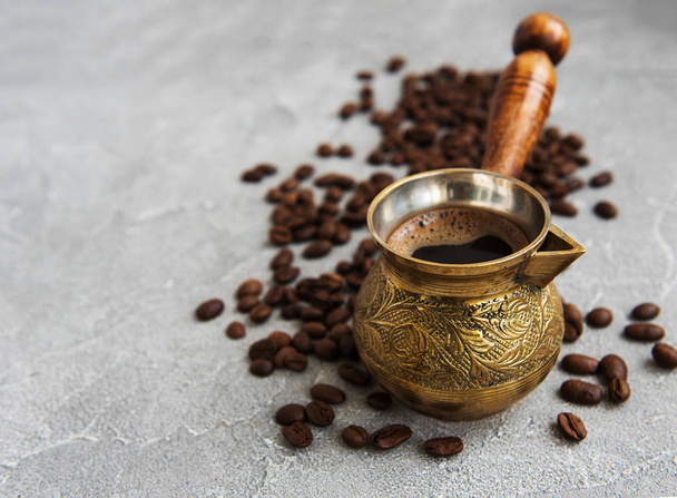 granos de café y turk sobre un fondo de madera
 - Foto, Imagen