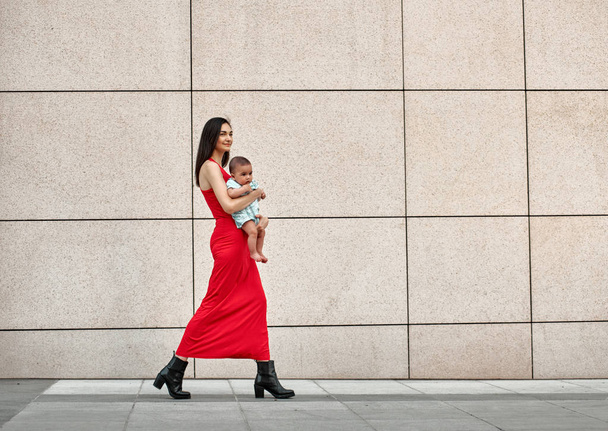Fashionable modern mother on a city street - Foto, immagini