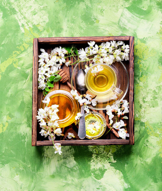 Healing yrttiteetä hunajaa akaasia kukkia.Yrttiteetä
 - Valokuva, kuva