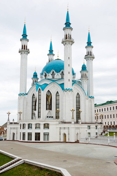 Mavi kubbeleri ve minareleri ile güzel bir büyük beyaz şehir Camii - Fotoğraf, Görsel