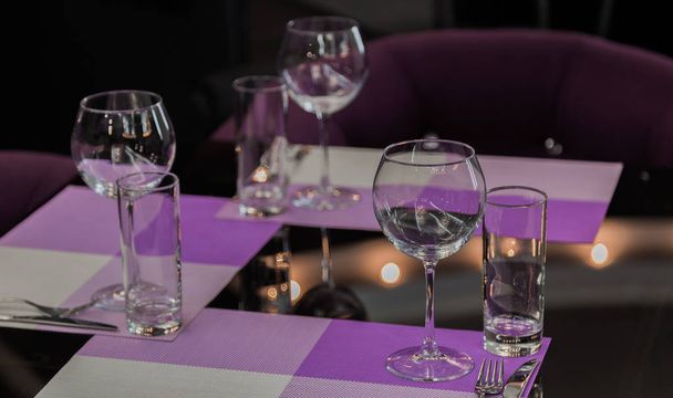Table service in the restaurant. Transparent clean glasses and wine glasses. - Foto, immagini