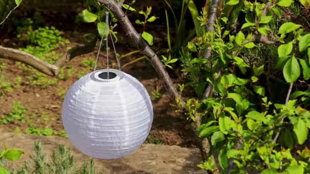 Шаровая лампа в форме ткани на солнечных батареях в саду
. - Кадры, видео