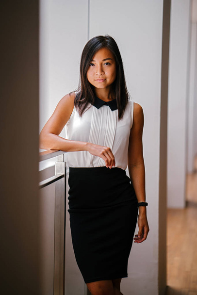 Portrait of a beautiful asian businesswoman in  casual clothes. Asian business woman standing  in  office - Foto, Bild