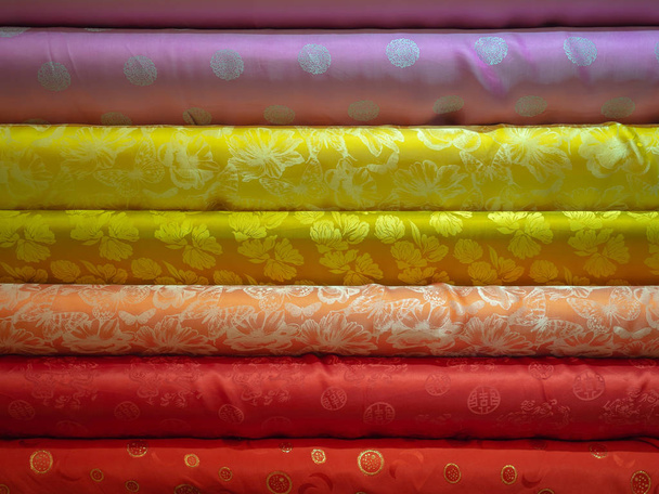 Barevné hromadu tkanina tkaniny, abstraktní pozadí textury - Fotografie, Obrázek