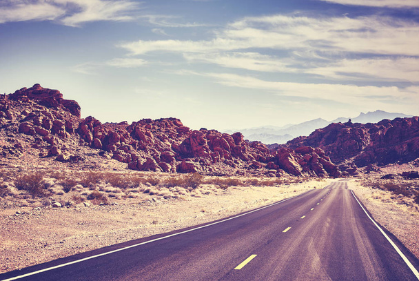 Route du désert tonique rétro, concept de voyage, vallée du feu ; Nevada, États-Unis
. - Photo, image