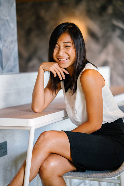Portrait of a beautiful asian businesswoman in  casual clothes. Asian business woman in cafe - Foto, imagen