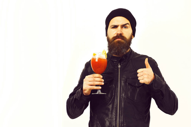 Жестокий кавказский хипстер с алкогольным напитком или свежим коктейлем - Фото, изображение