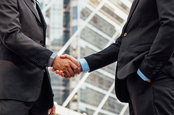 Croped hands of business man shaking hands. - Foto, Bild