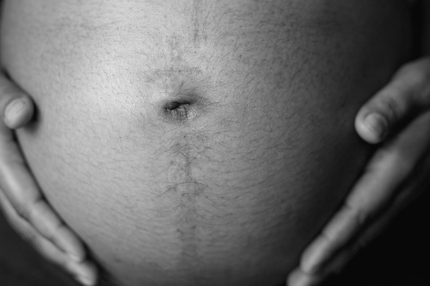 Asiatique femme enceinte ventre avec les mains. Concept de grossesse
 - Photo, image