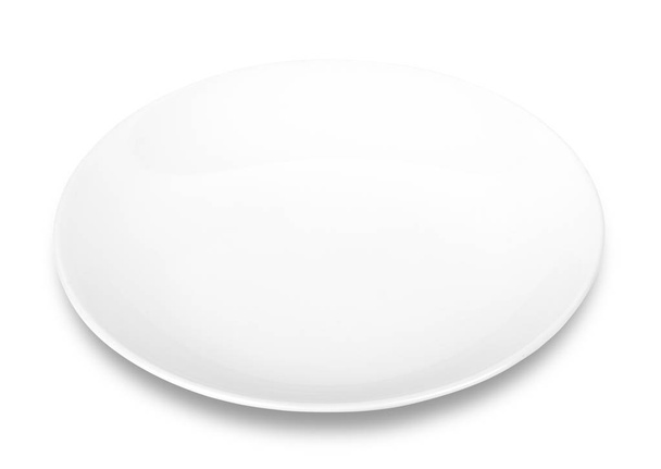 Lege keramische ronde plaat geïsoleerd op wit met uitknippad. - Foto, afbeelding