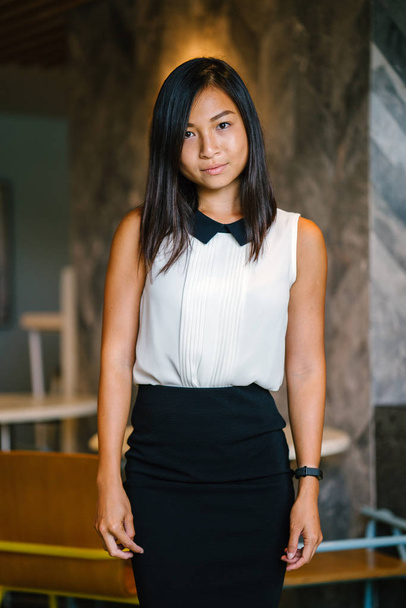 Portrait of a beautiful asian businesswoman in  casual clothes. Asian business woman in cafe - Fotó, kép