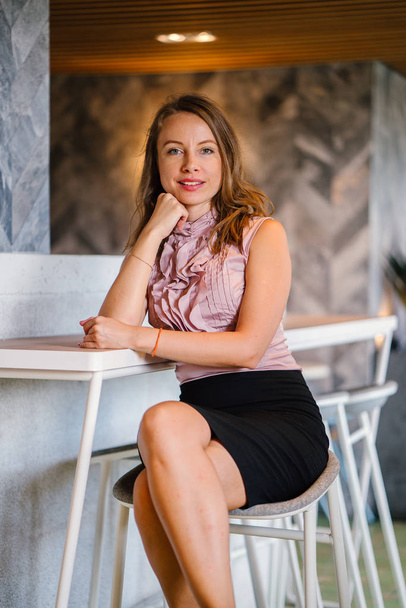 successful  young caucasian businesswoman  in cafe - Fotoğraf, Görsel