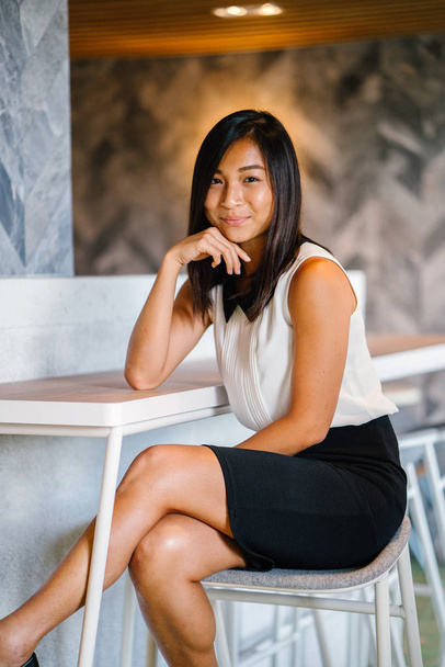 Portrait of a beautiful asian businesswoman in  casual clothes. Asian business woman in cafe - Foto, afbeelding