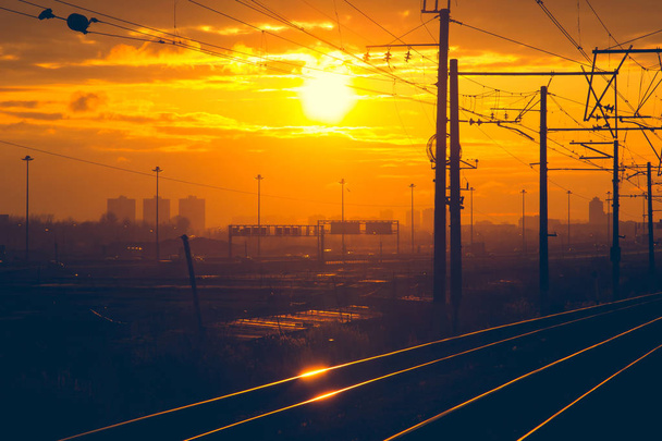 Ηλιοβασίλεμα στο σιδηροδρομικό στη Ρωσία - Φωτογραφία, εικόνα