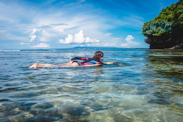 Okyanusu Nusa dua Beach, Bali, Endonezya sörf gemide genç sporcumuz wetsuit yan görünüm - Fotoğraf, Görsel