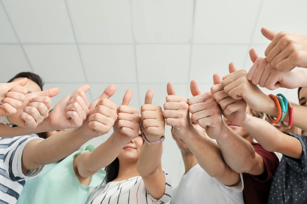 Многие люди показывают большие пальцы вместе как символ единства
 - Фото, изображение