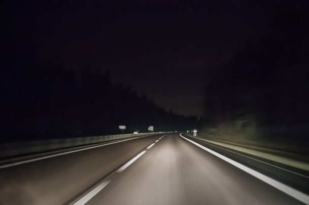 Guidare su una strada buia nella notte
 - Foto, immagini
