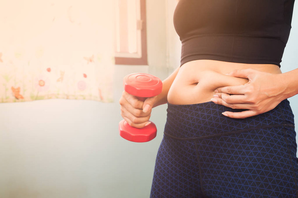 Břišní tuk žena držící činka, Žena dietní životní styl koncept - Fotografie, Obrázek