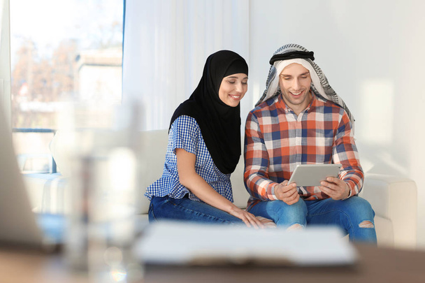 Muslim businessman with coworker in office - Φωτογραφία, εικόνα