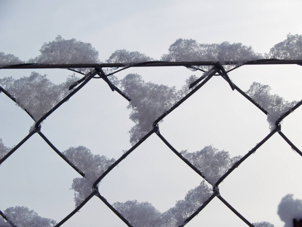 Снег на проволоке
 - Фото, изображение