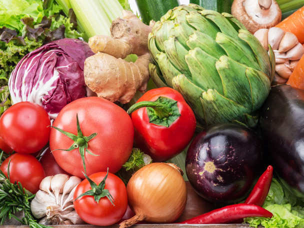 Fresh multi-colored vegetables in wooden crate. - Φωτογραφία, εικόνα