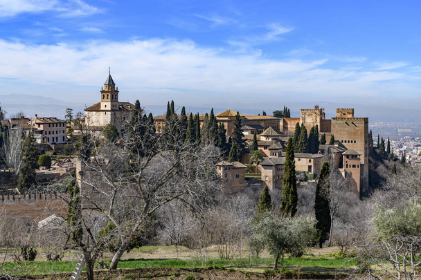 La Alhambra vista para a área exterior
 - Foto, Imagem
