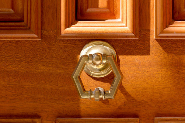 Viejo, metal, puerta manija golpeador sobre fondo de madera
 - Foto, imagen