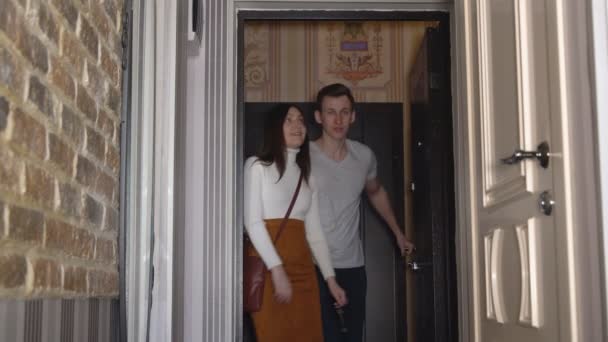 Mladý pár je spokojený s získaný byt - Záběry, video