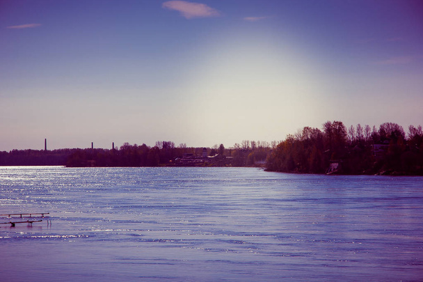 Rzeki Newy znajduje się na obrzeżach miasta. Rzeki w słoneczną pogodę. Na wiosnę rzeki - Zdjęcie, obraz
