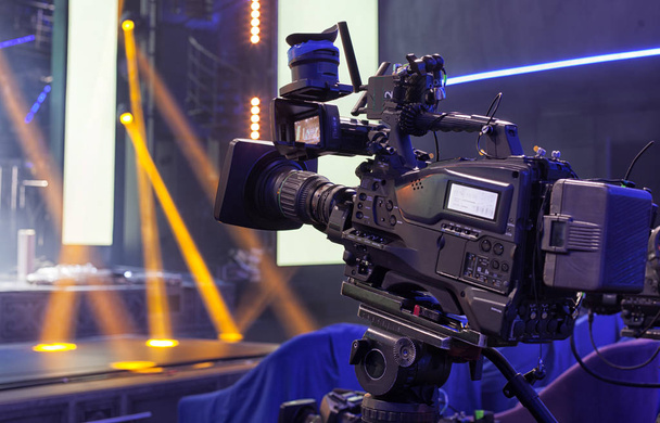 TV professionele digitale videocamera in een concertzaal. - Foto, afbeelding