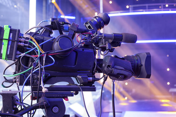 tv professionelle digitale Videokamera in einem Konzertsaal. - Foto, Bild