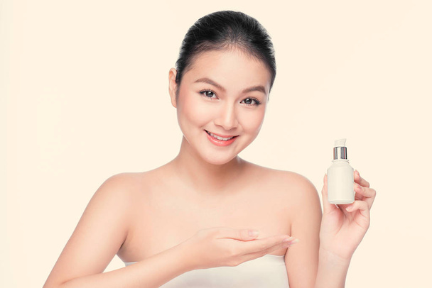 Zabiegi kosmetyczne. Asian kobieta trzyma serum nawilżające serum butelka - Zdjęcie, obraz
