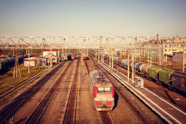 Os caminhos-de-ferro russos. Comboio de carga. Gatchina, Rússia, maio de 2018
 - Foto, Imagem