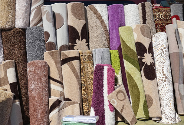 Nieuwe tapijten te koop op de straatmarkt - Foto, afbeelding