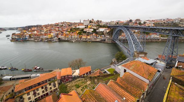 Dom Luis I Bridge, metalowej arch bridge, który obejmuje rzeki Douro, pomiędzy miastami Porto i Vila Nova de Gaia, Portugal - Zdjęcie, obraz