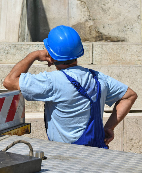 Travailleur de la construction au travail extérieur
 - Photo, image