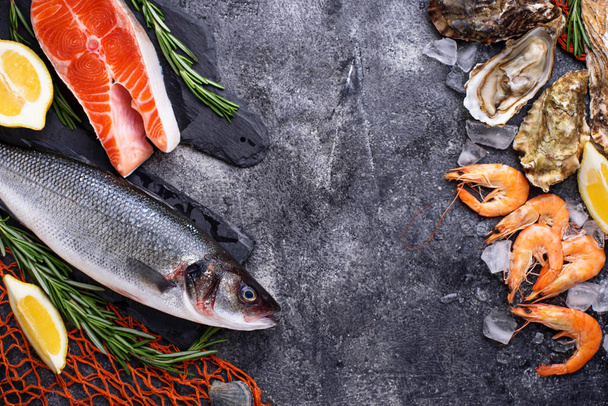 Meeresfrüchte. Fisch, Garnelen und Austern. - Foto, Bild