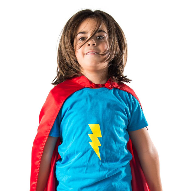 Linda niña vestida como superhéroe y saltando
 - Foto, Imagen
