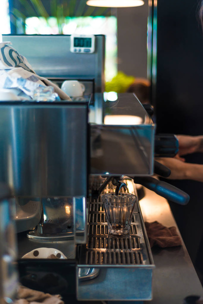 Виготовлення кави еспресо наливається з кавоварки. Концепція приготування
 - Фото, зображення
