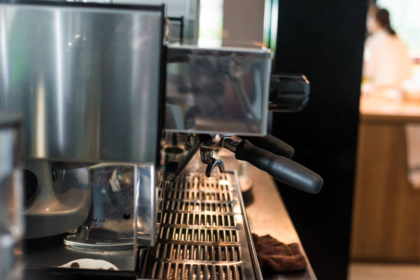 Кофе приготовления эспрессо разливается из кофеварки. Подготовка концепции Baverage
 - Фото, изображение