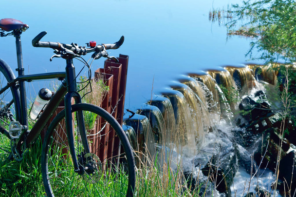 ταξίδι, ταξίδι ποδηλάτου, νερό εξαερωτή ποδηλασίας, ποδήλατο μέρη υδραυλικών κατασκευών - Φωτογραφία, εικόνα