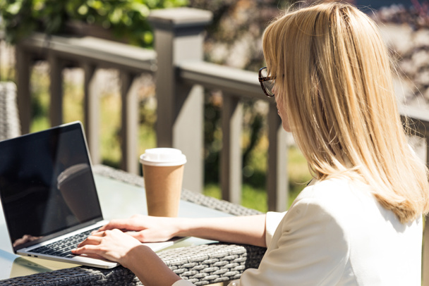 dizüstü bilgisayar ile boş ekran kullanan genç sarışın kadın - Fotoğraf, Görsel