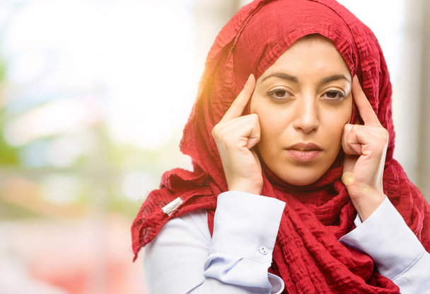 若いアラブ女性着用ヒジャーブ疑い式、混同し、概念、不確かな将来のだろうか - 写真・画像