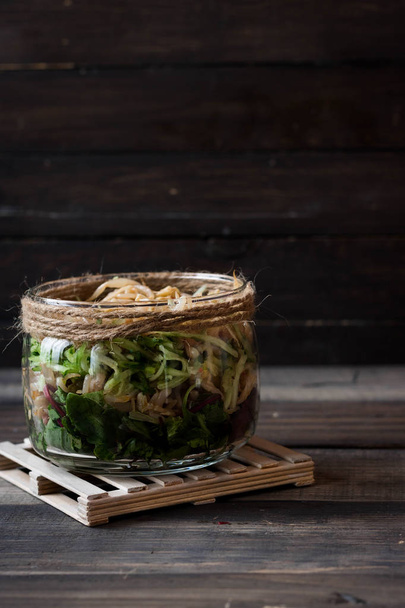 Вегетарианский салат из соевых бобов в банке
 - Фото, изображение